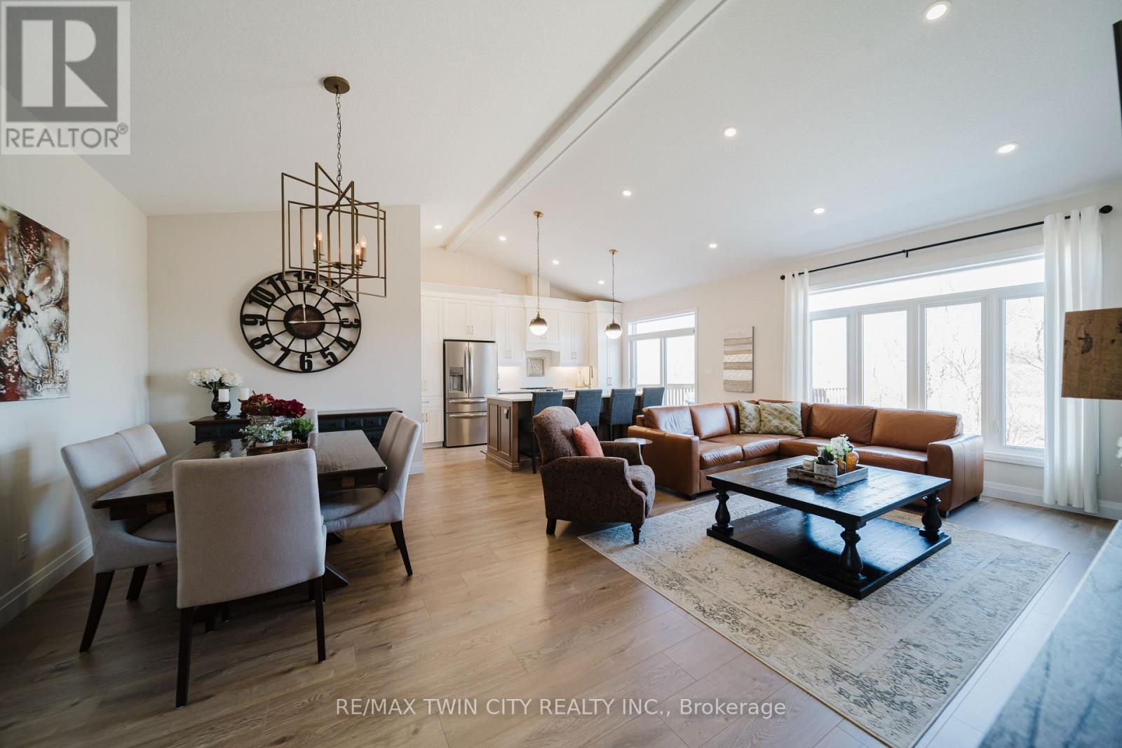 12 - 300 SNYDER'S ROAD E