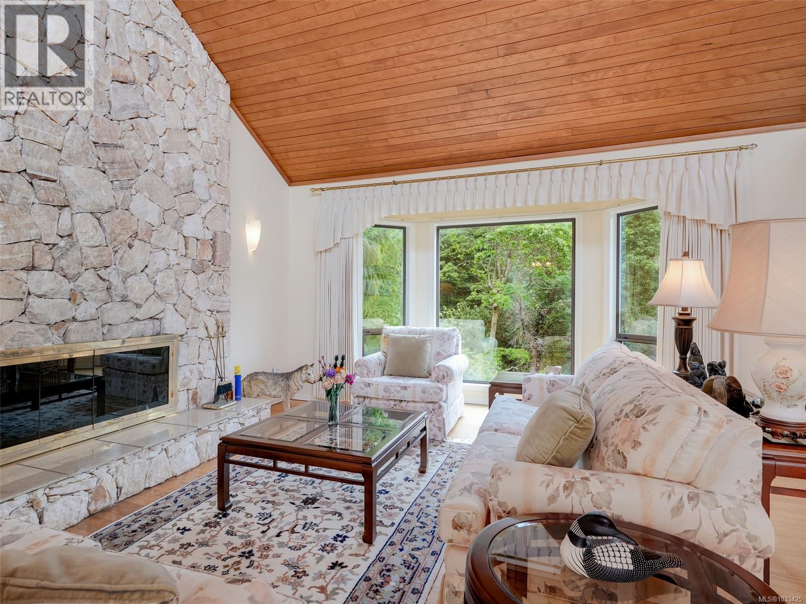 2797 Arbutus Rd