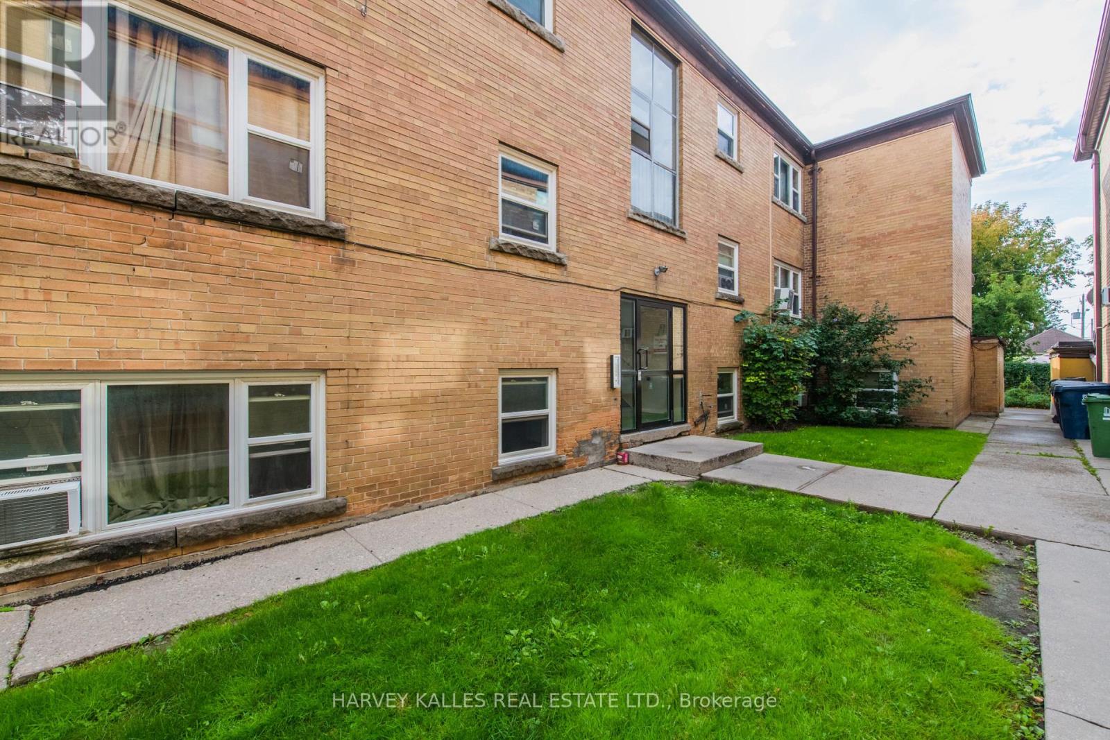 12 - 2905 ST CLAIR AVENUE E