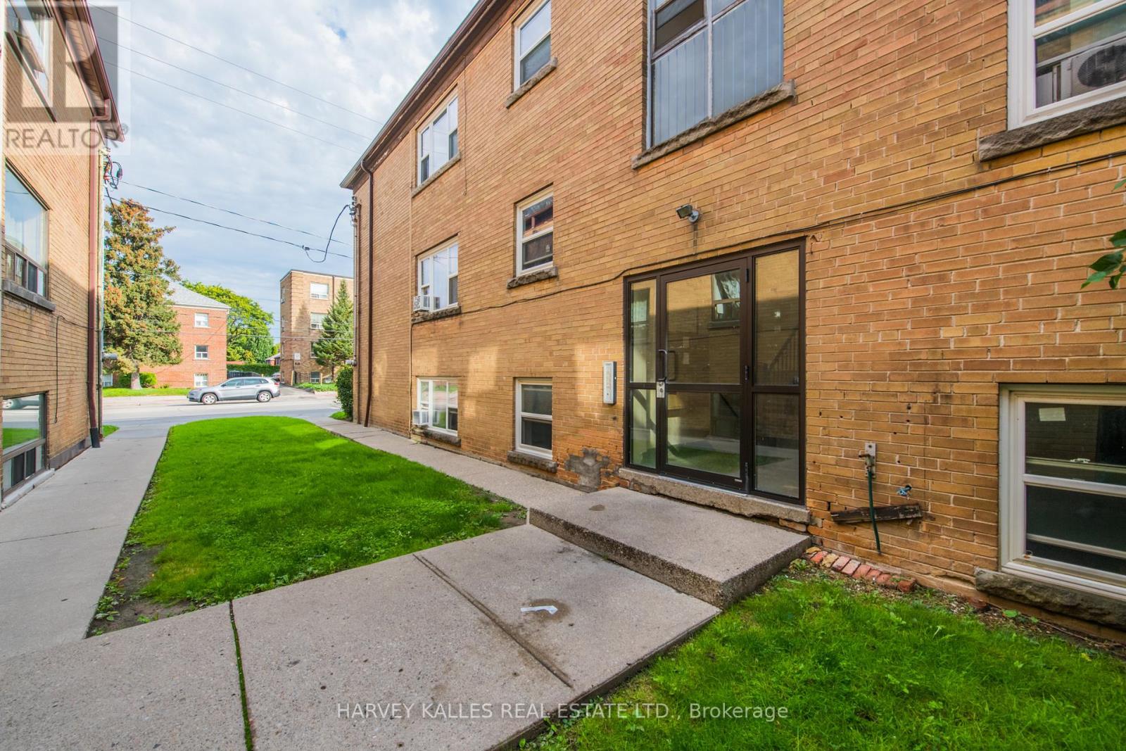 12 - 2905 ST CLAIR AVENUE E