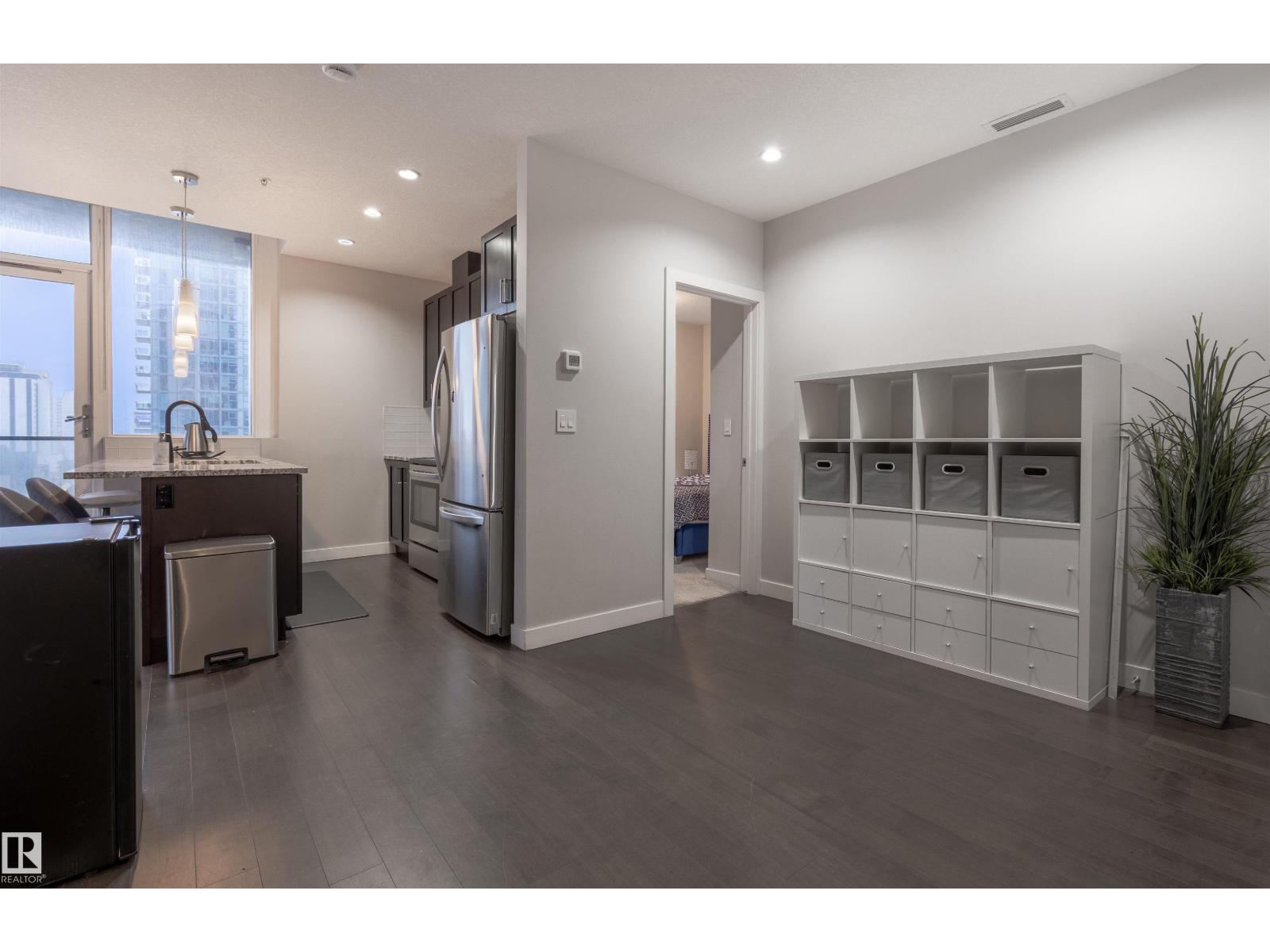 #901 10238 103 ST NW