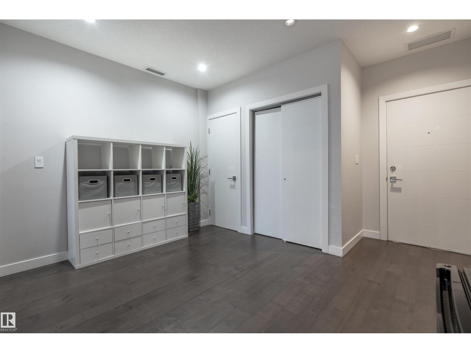 #901 10238 103 ST NW