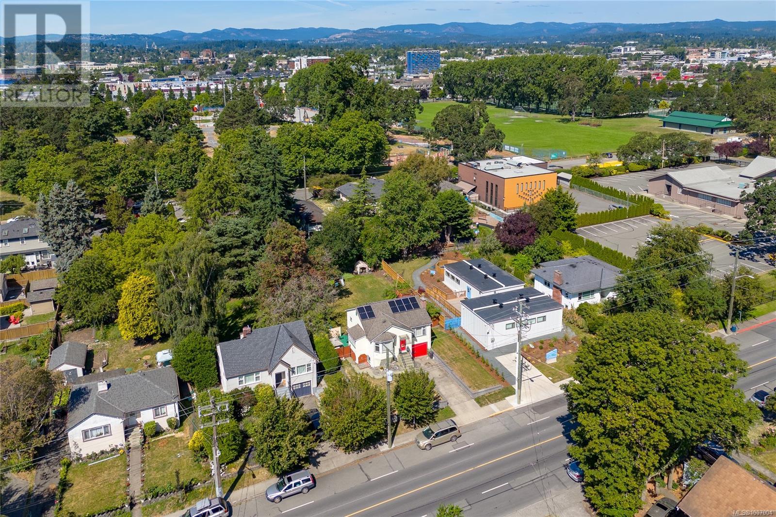 2928 Quadra St