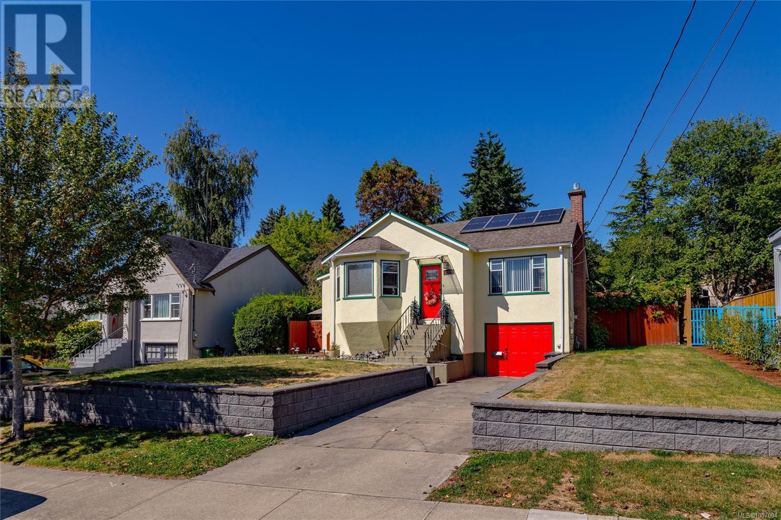 2928 Quadra St