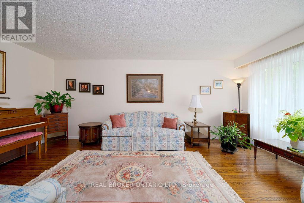 31 OAKHURST CRESCENT