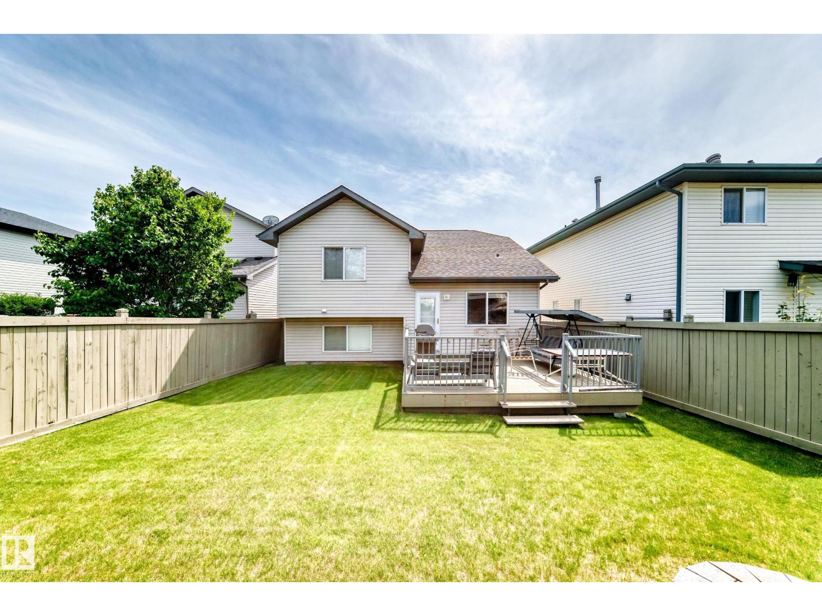3226 30 AV NW