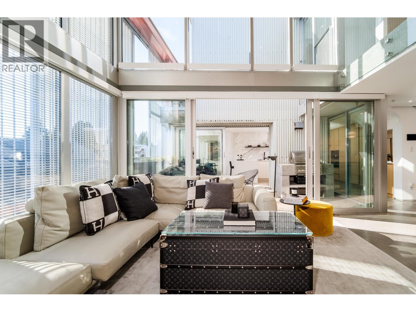 401 4387 W 10TH AVENUE