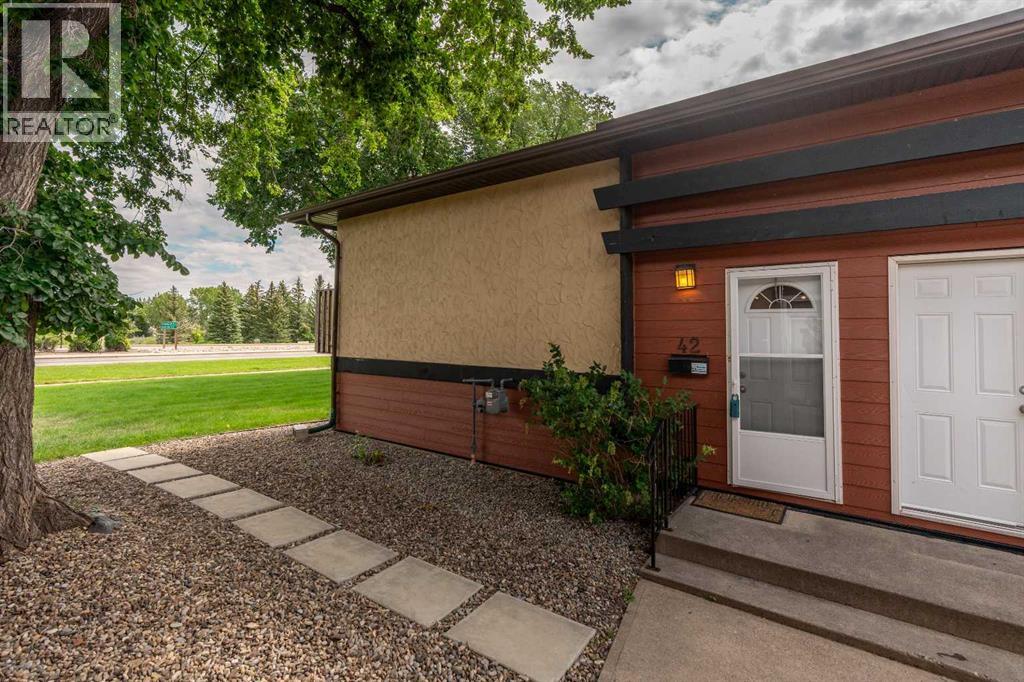 42, 5 Acadia Road W
