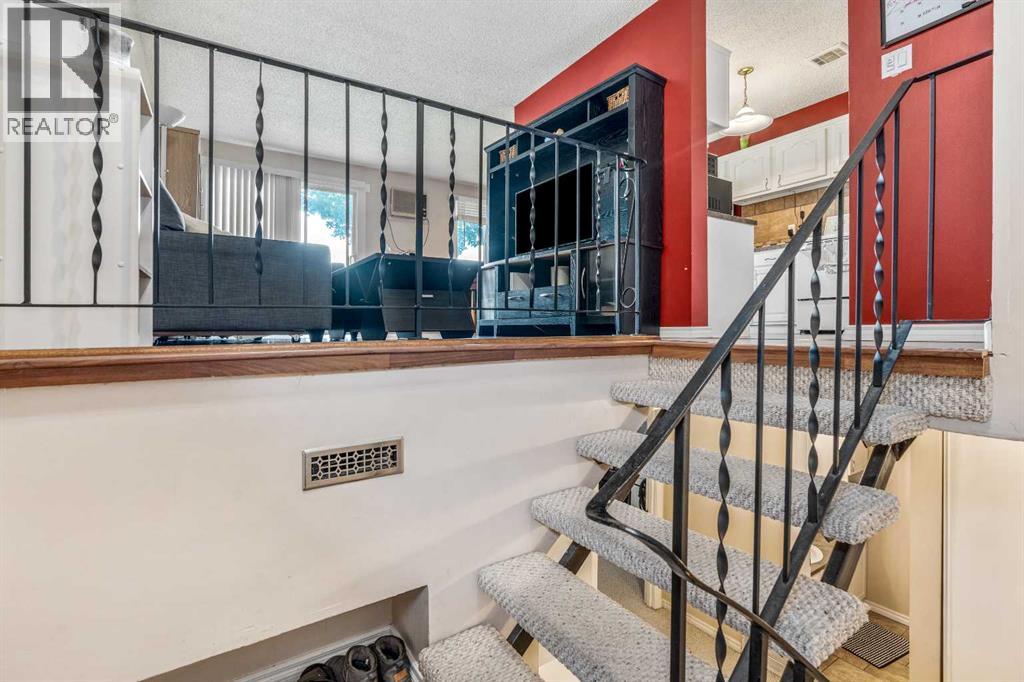 42, 5 Acadia Road W