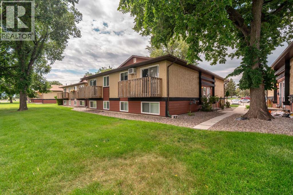 42, 5 Acadia Road W