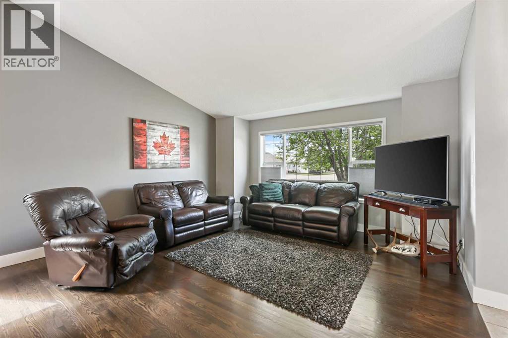 11 Strathmore Lakes Crescent