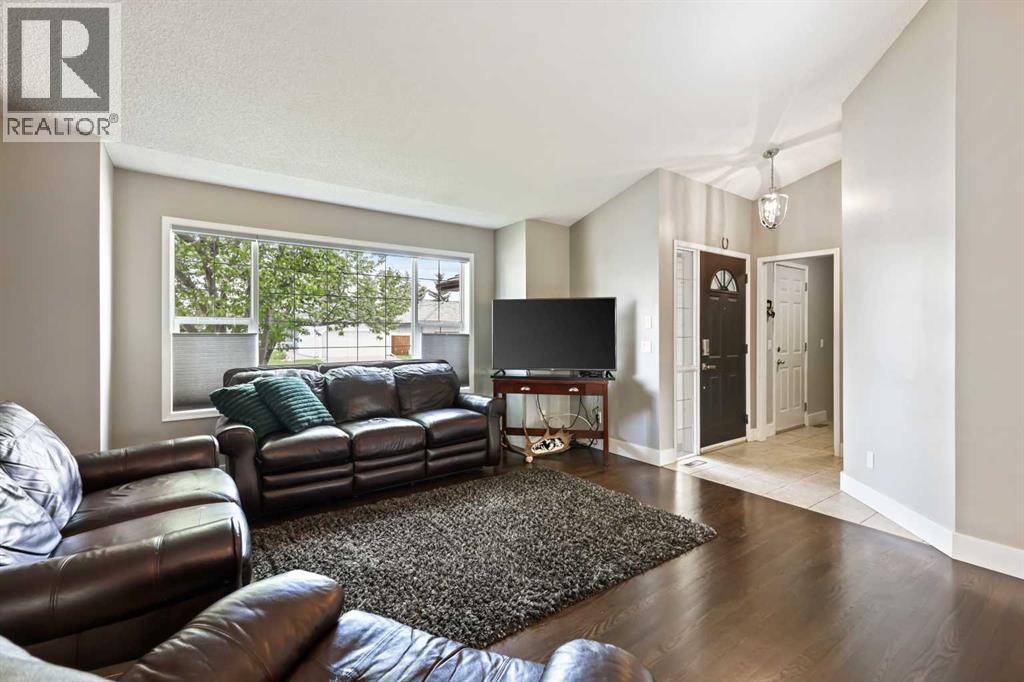 11 Strathmore Lakes Crescent