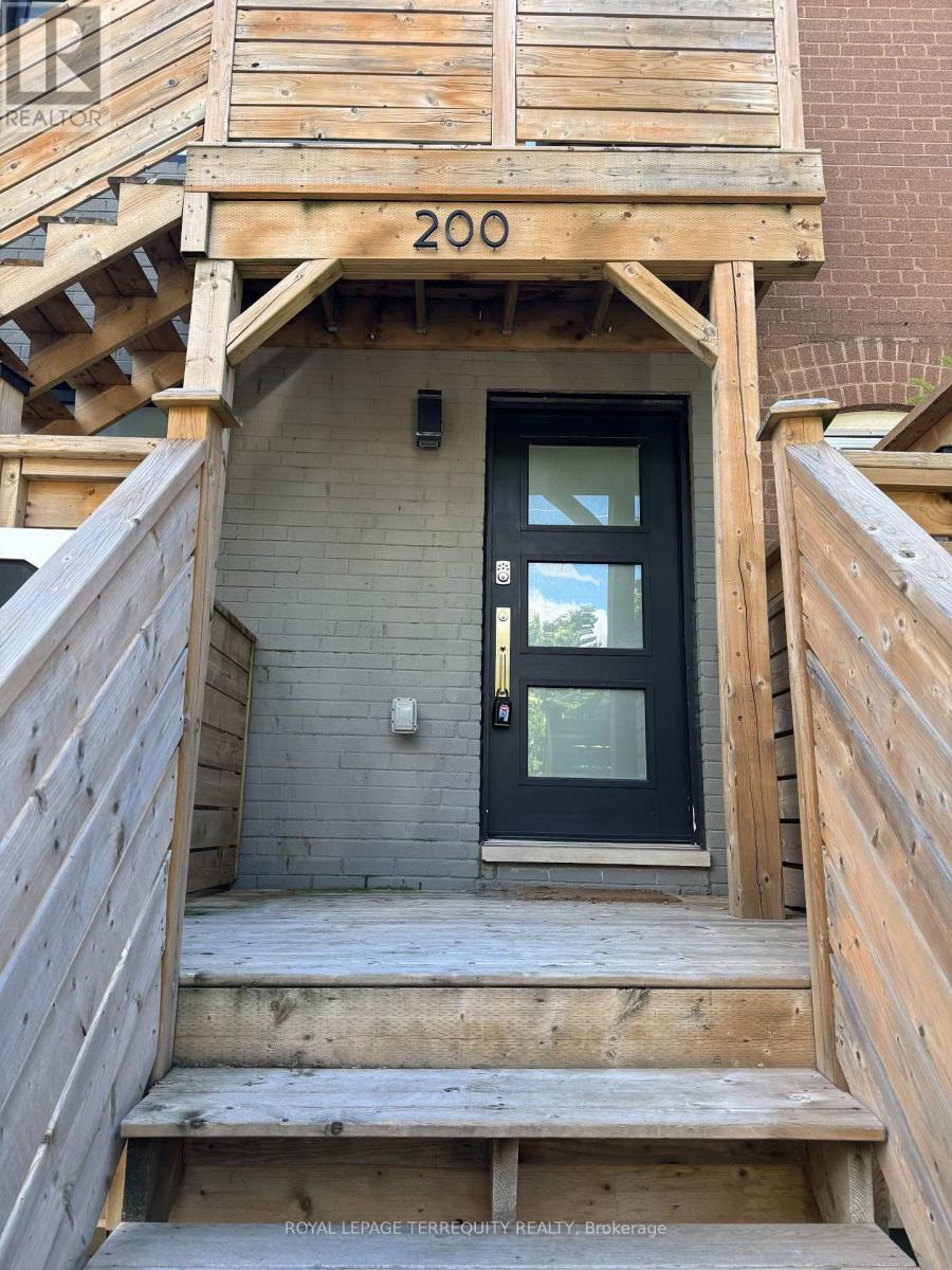 2 - 200 MUNRO STREET