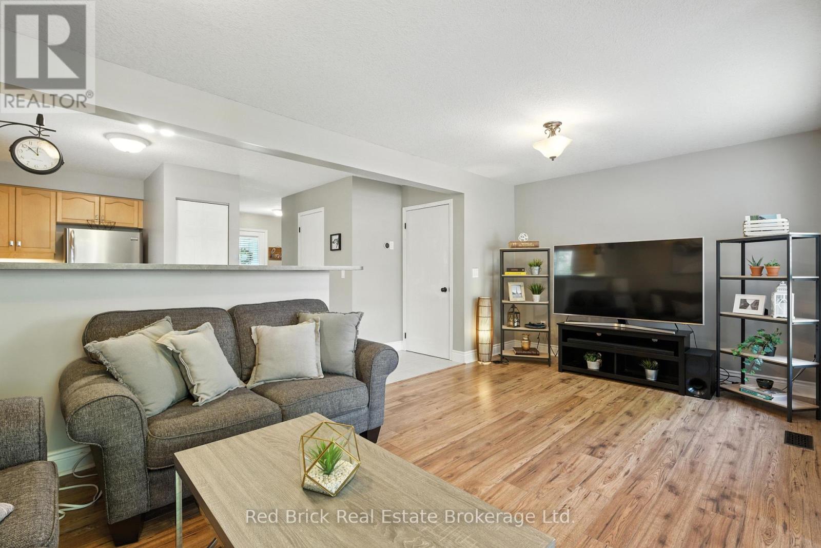 18 BOULDER CRESCENT
