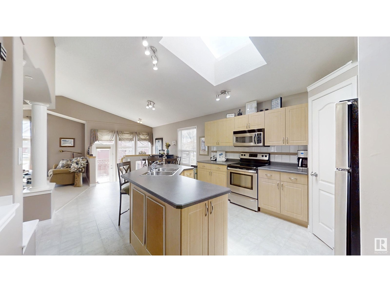 8419 6 AV SW