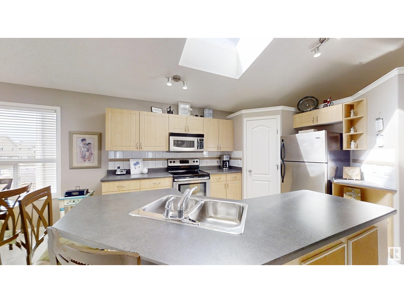 8419 6 AV SW