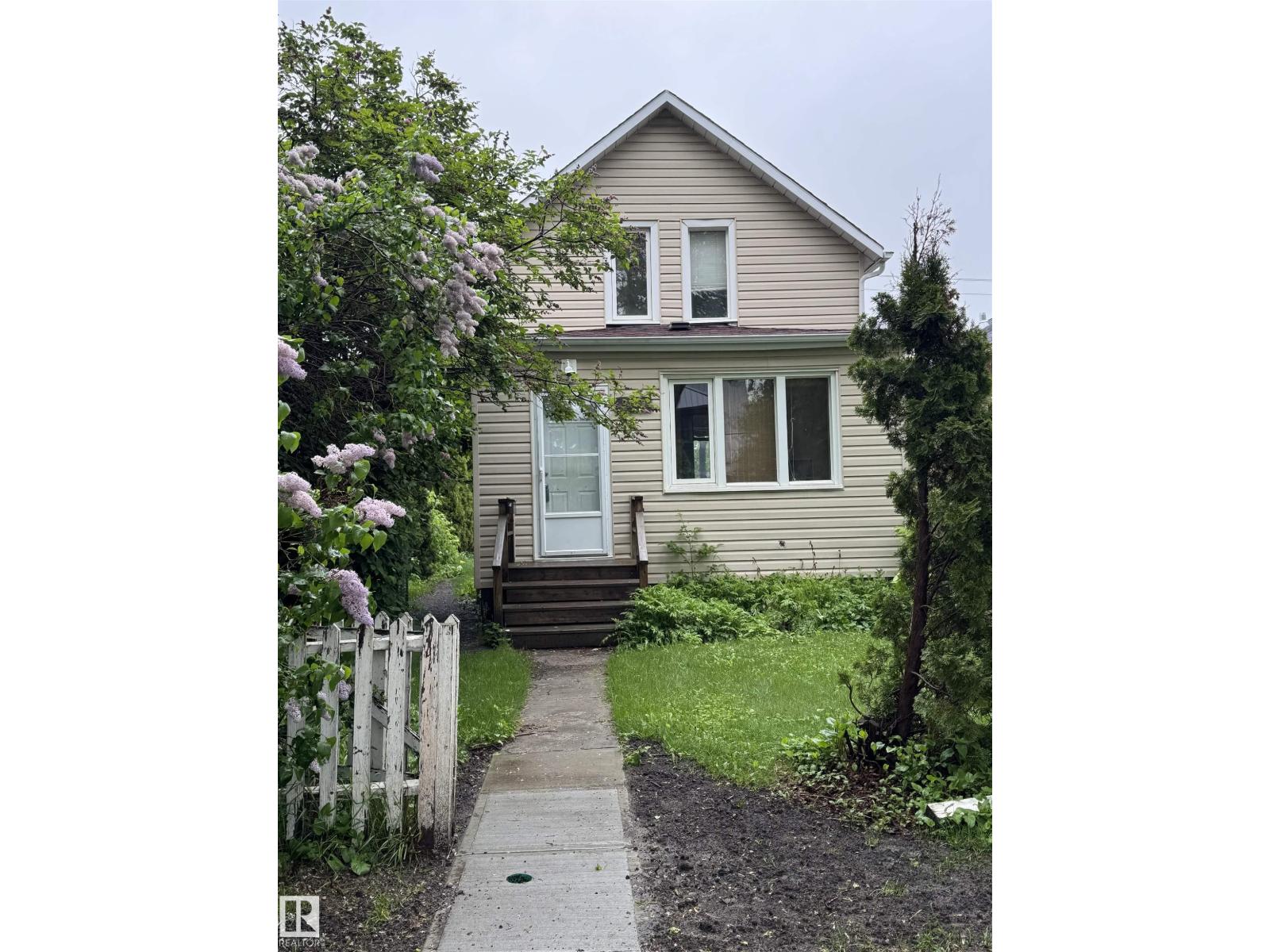 9740 87 AV NW