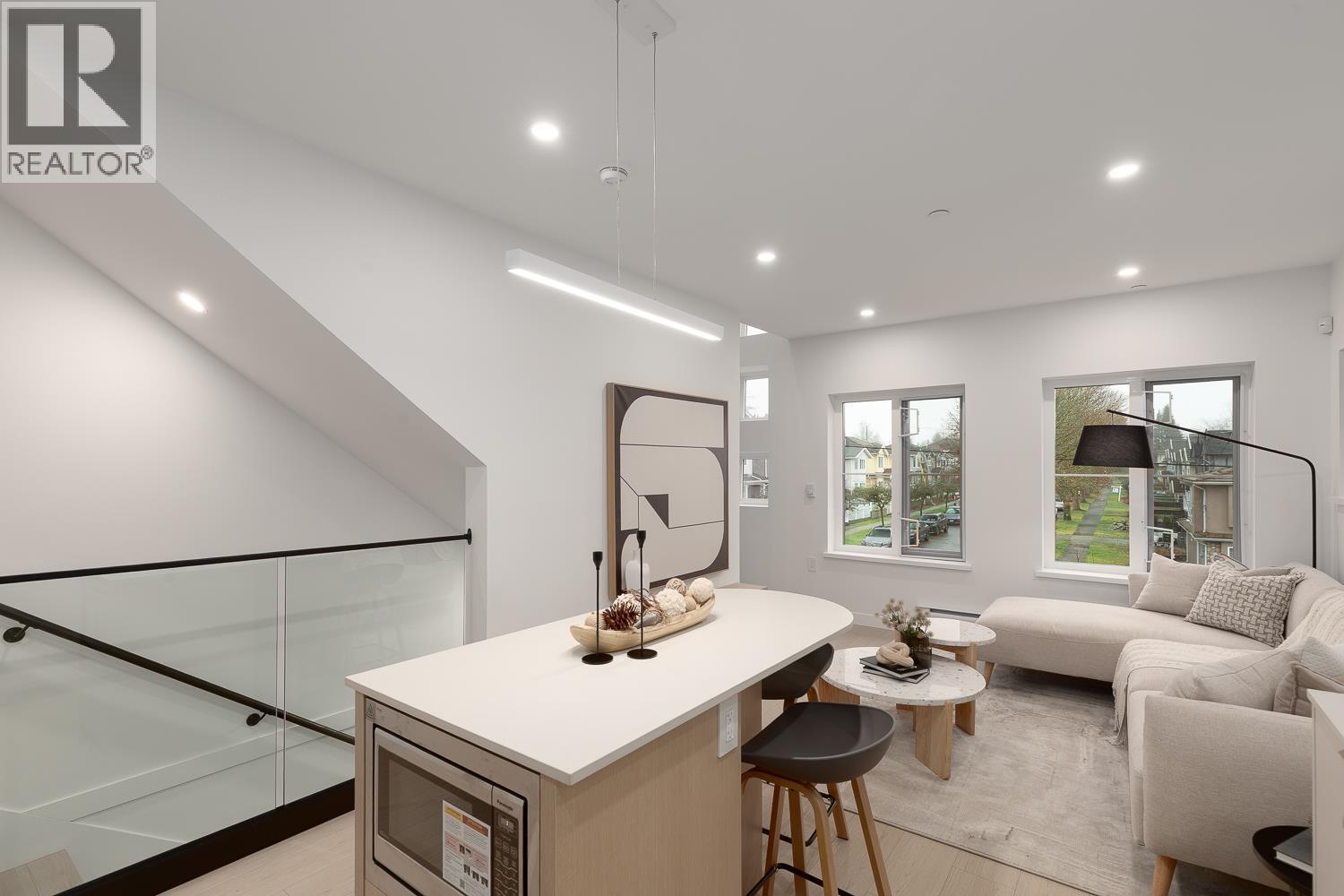 208 2339 E 34TH AVENUE