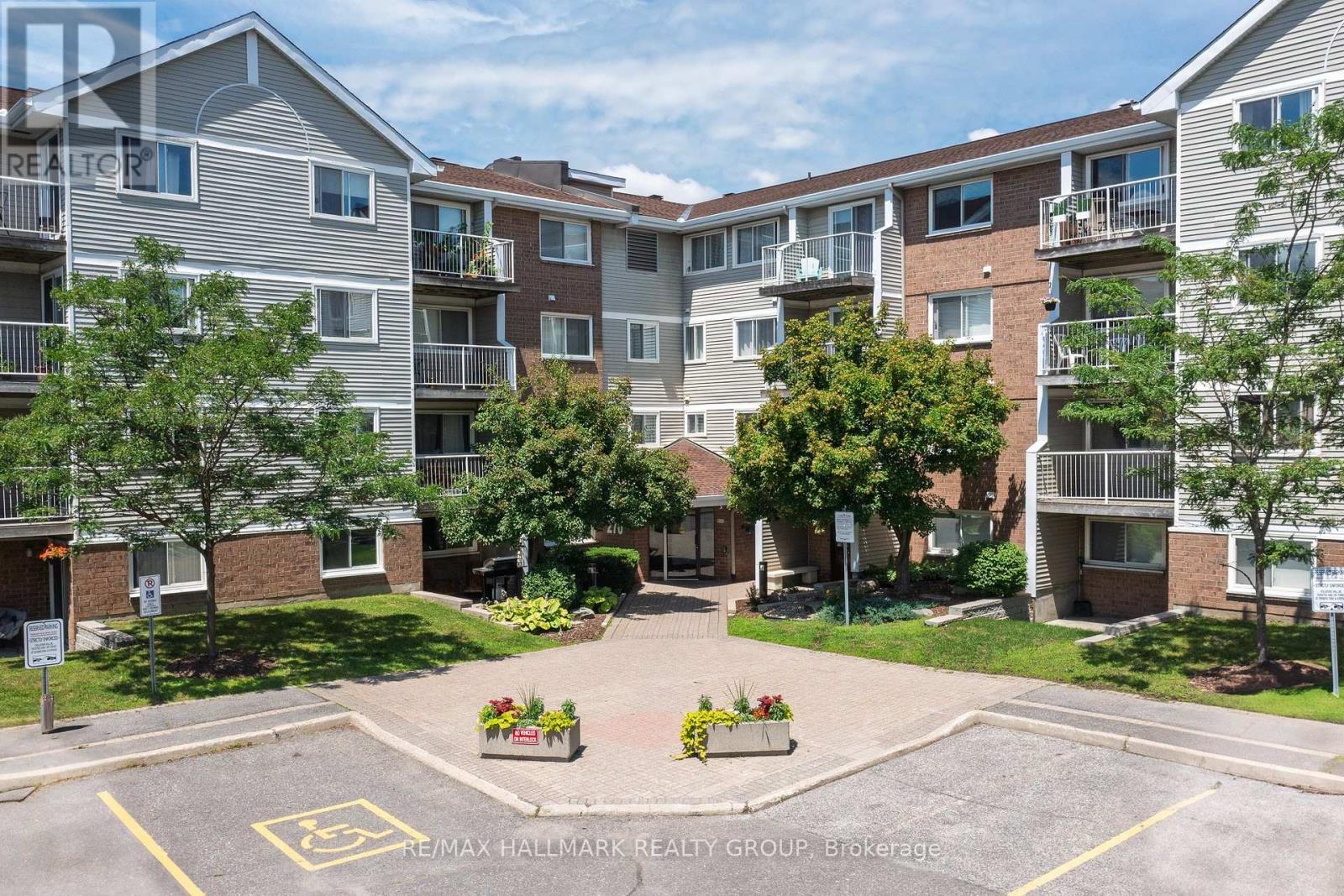 Photo 1 of 32 — 412 - 270 BRITTANY DRIVE Unit 412, Ottawa, ON K1K4M3
