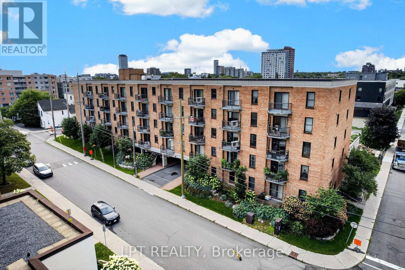 203 - 50 BURNSIDE AVENUE