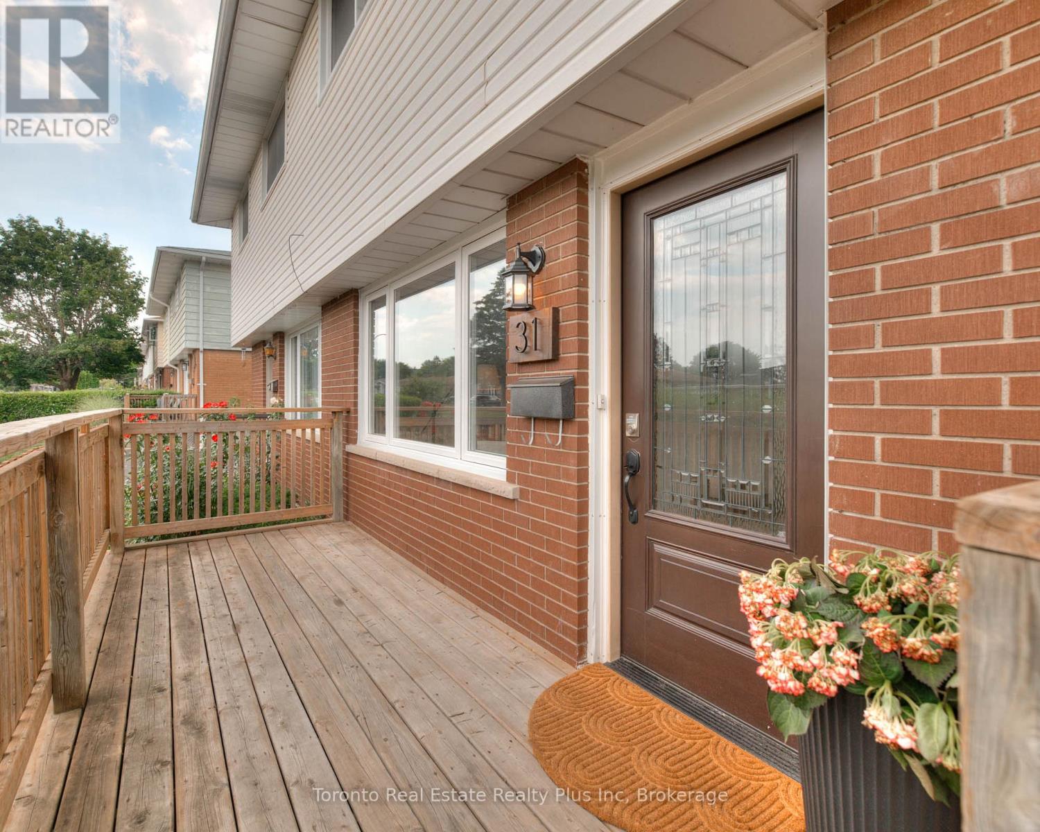 31 ROBERTS CRESCENT
