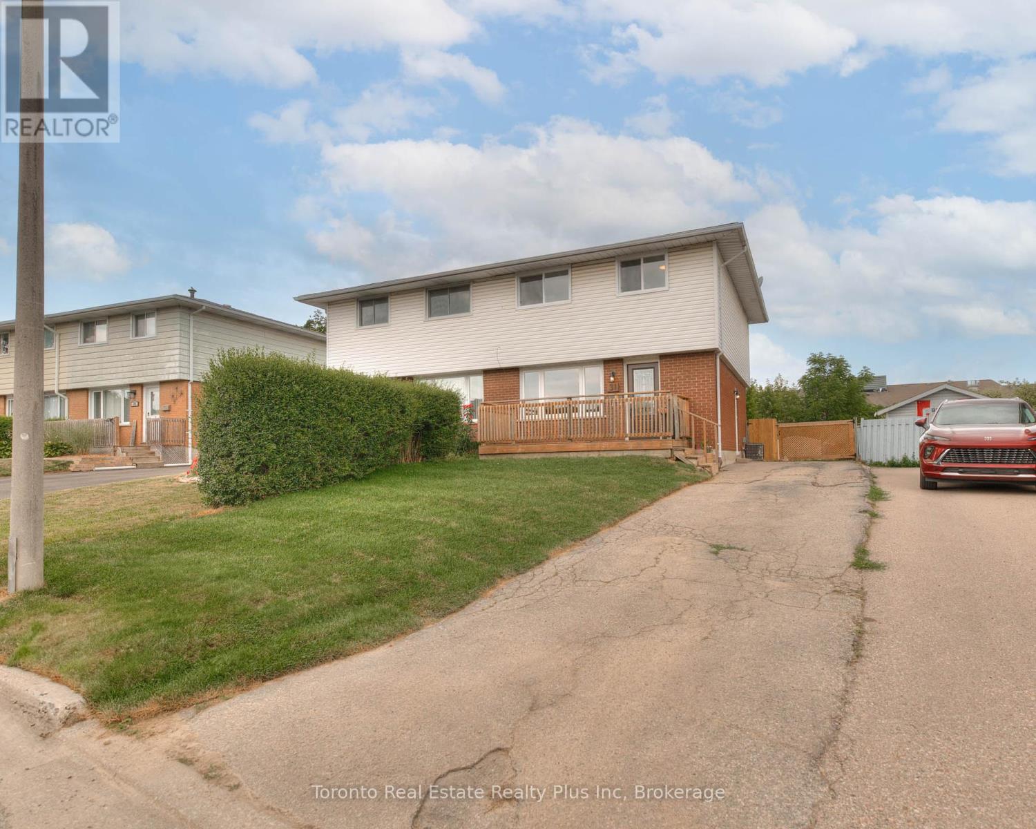 31 ROBERTS CRESCENT
