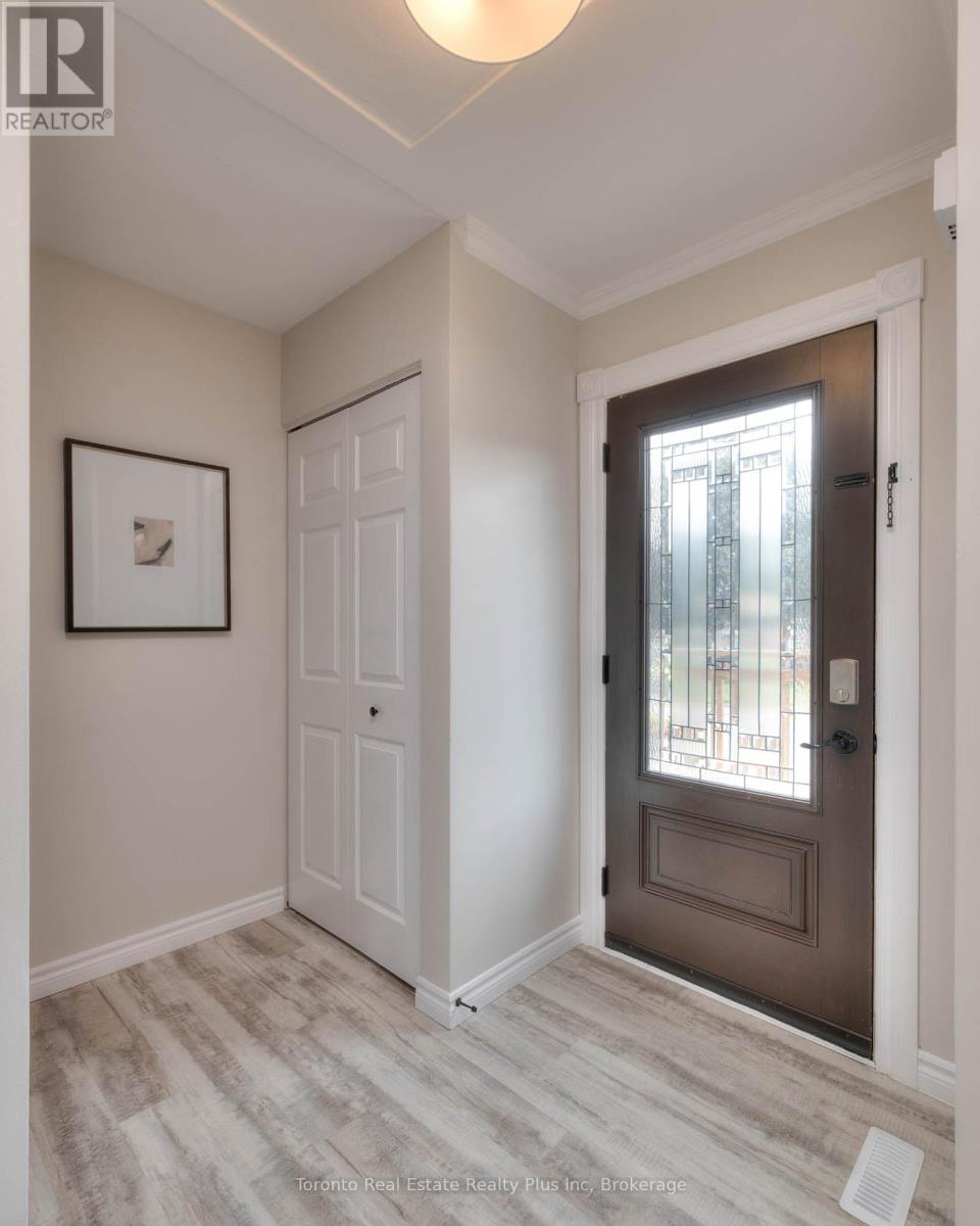 31 ROBERTS CRESCENT