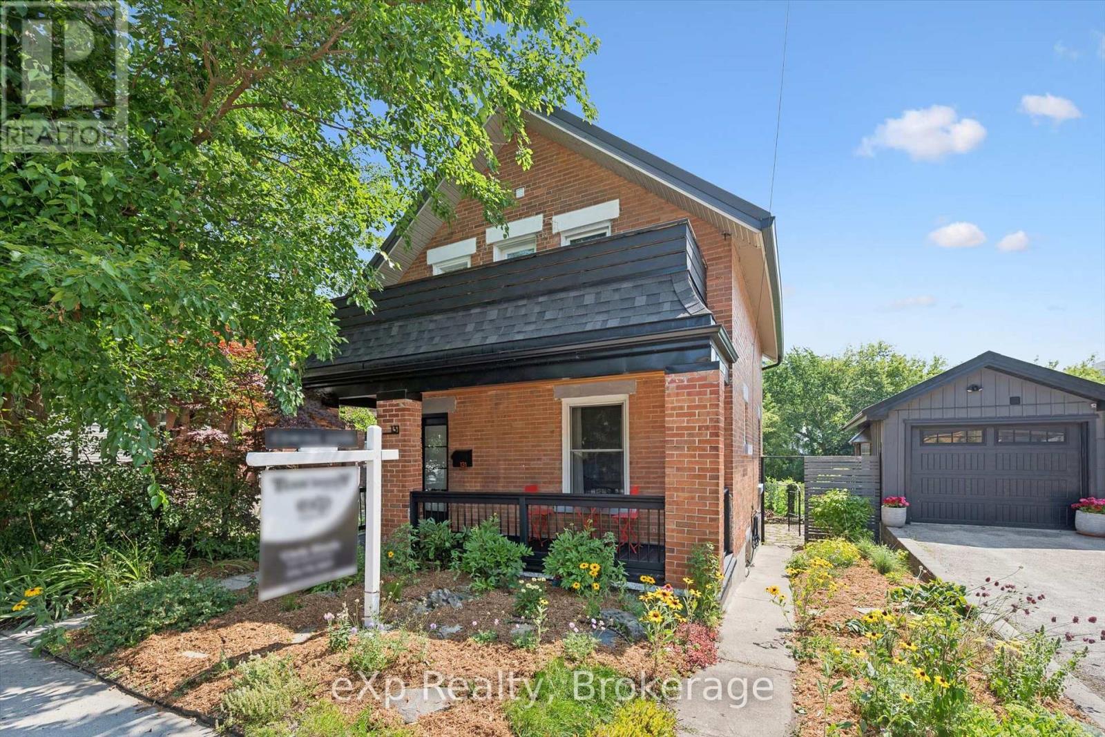 131 SURREY STREET E