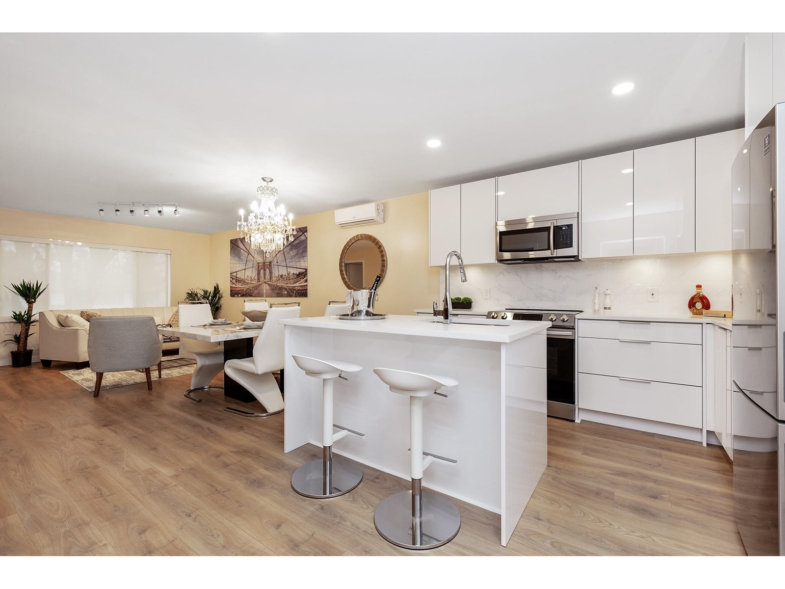 112 15739 FRASER HIGHWAY