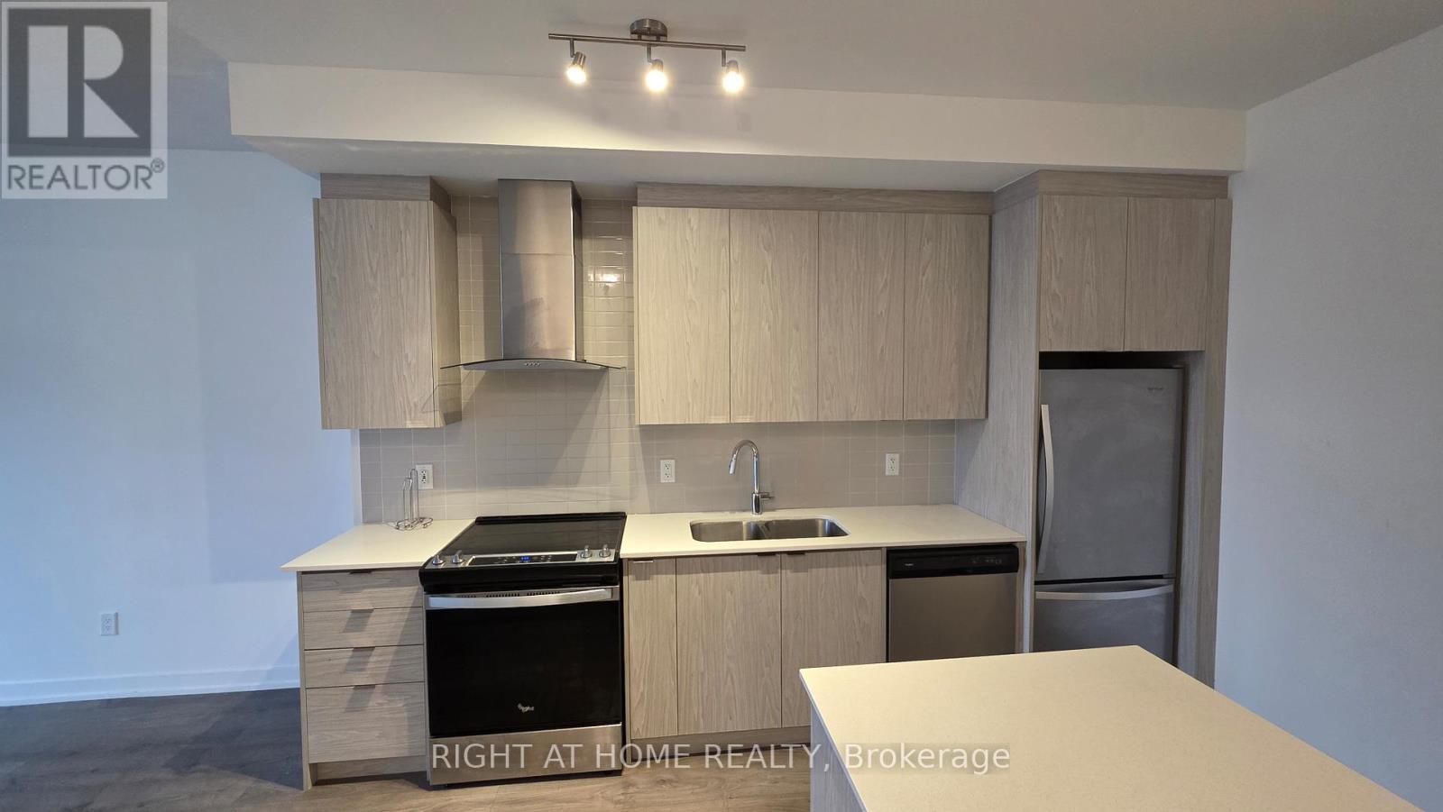 412 - 55 DUKE STREET W