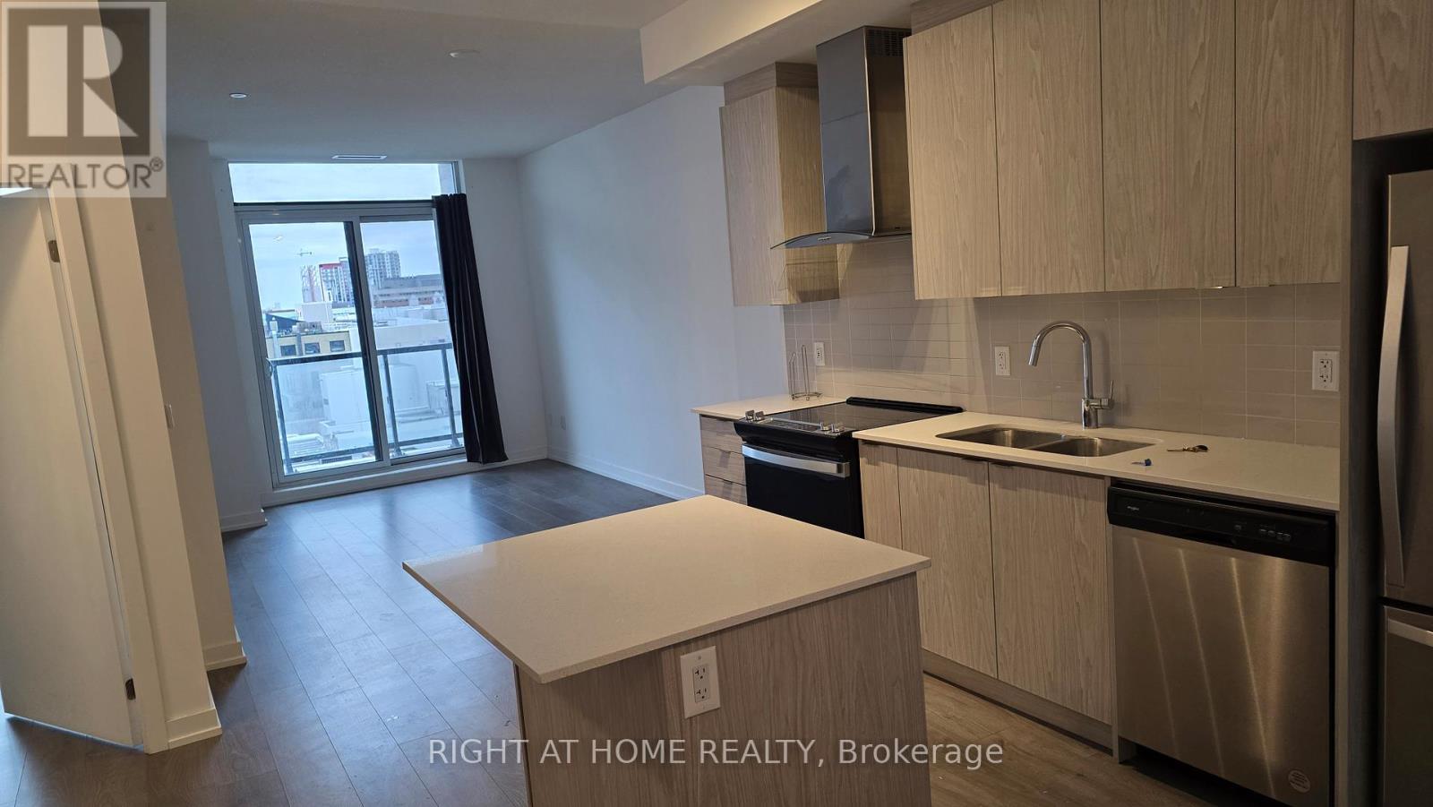 412 - 55 DUKE STREET W