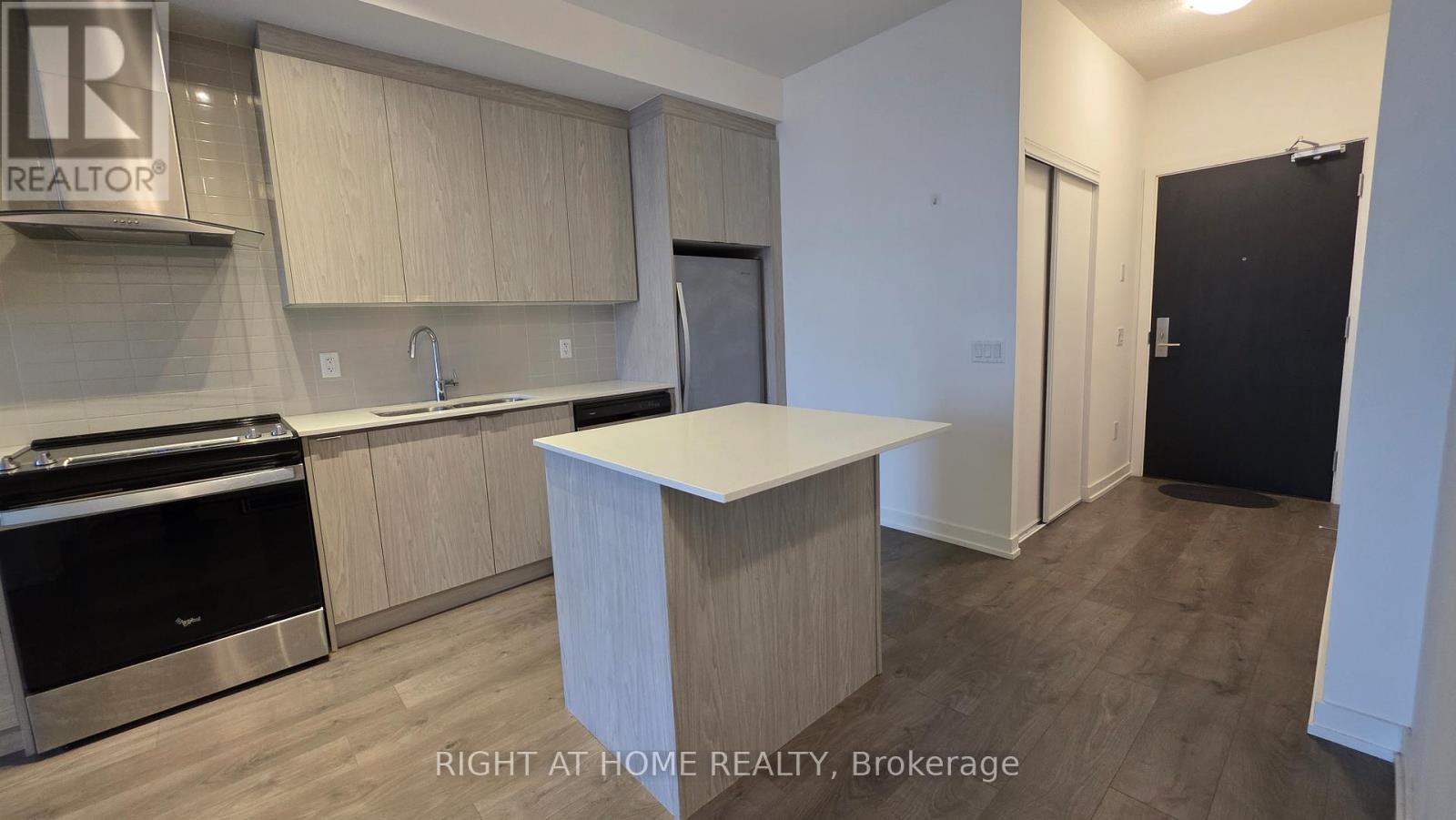 412 - 55 DUKE STREET W