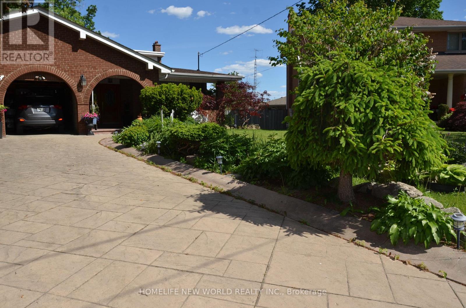 Photo 1 of 30 — 15 BRANTLEY CRESCENT, Toronto (York University Heights), ON M3J1X4