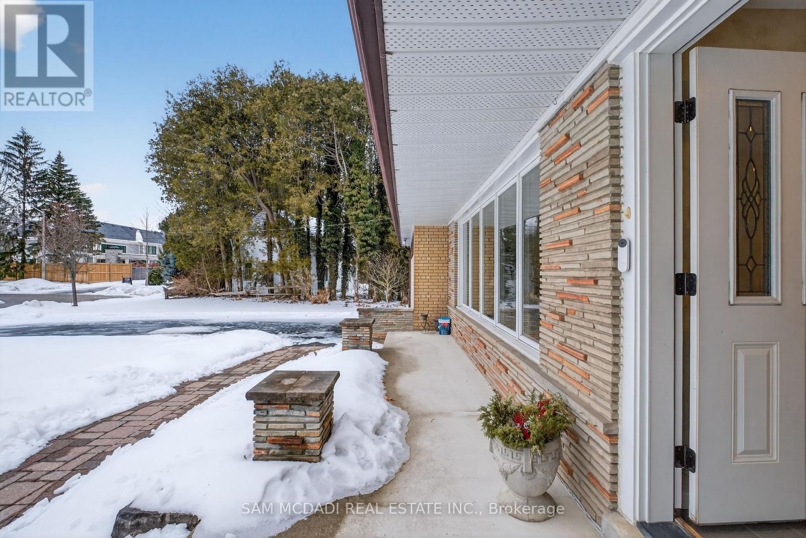 521 VANESSA CRESCENT