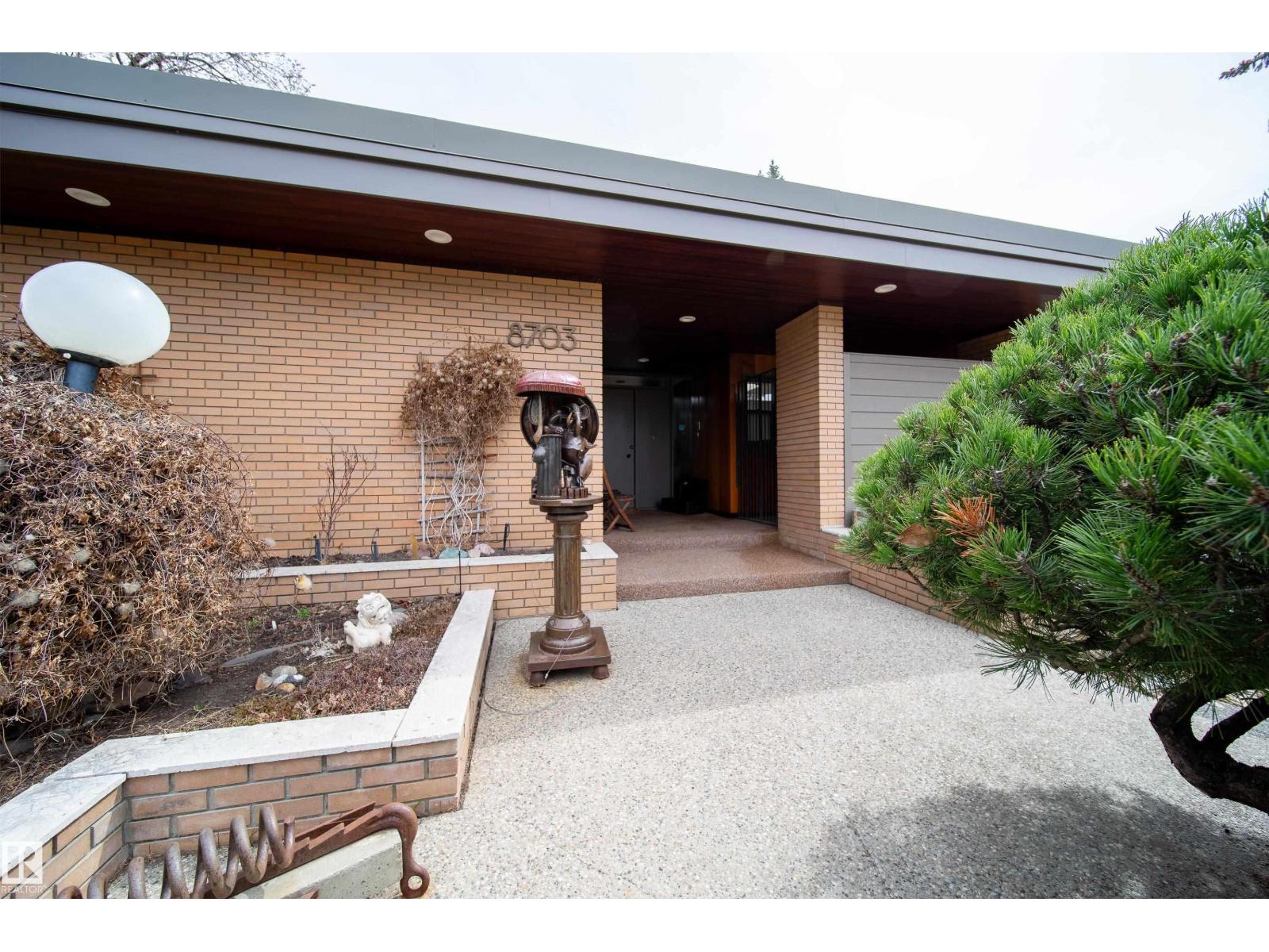 8703 137 ST NW