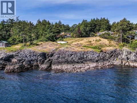 2550 Queenswood Dr Saanich BC V8N1X5