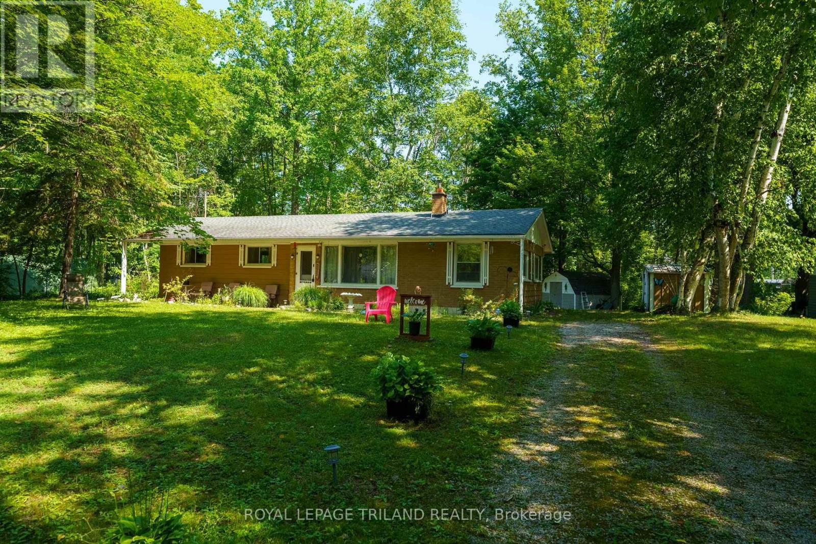 Photo 1 of 28 — 6302 HURON DRIVE, Lambton Shores (Kettle Point), ON N0N1J1