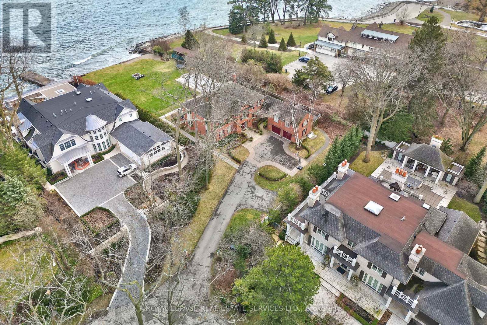 16 ENNISCLARE DRIVE W