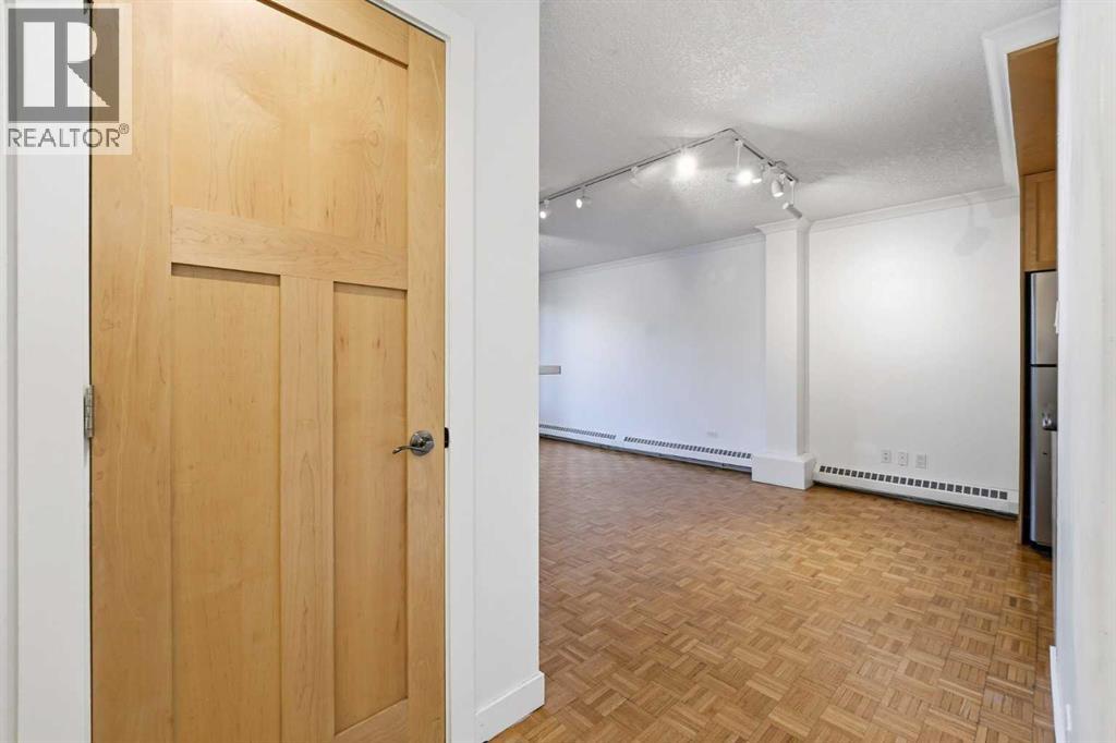 202, 209 6 Avenue NE