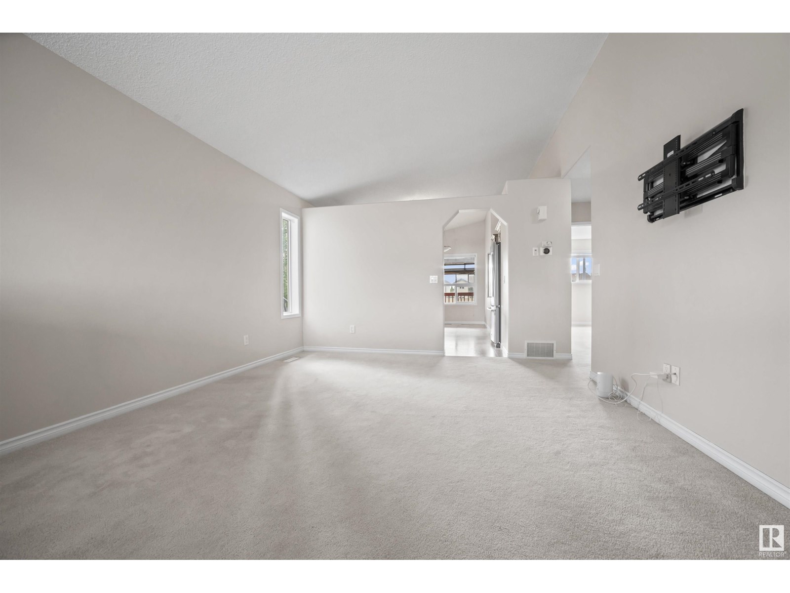 3219 24 AV NW