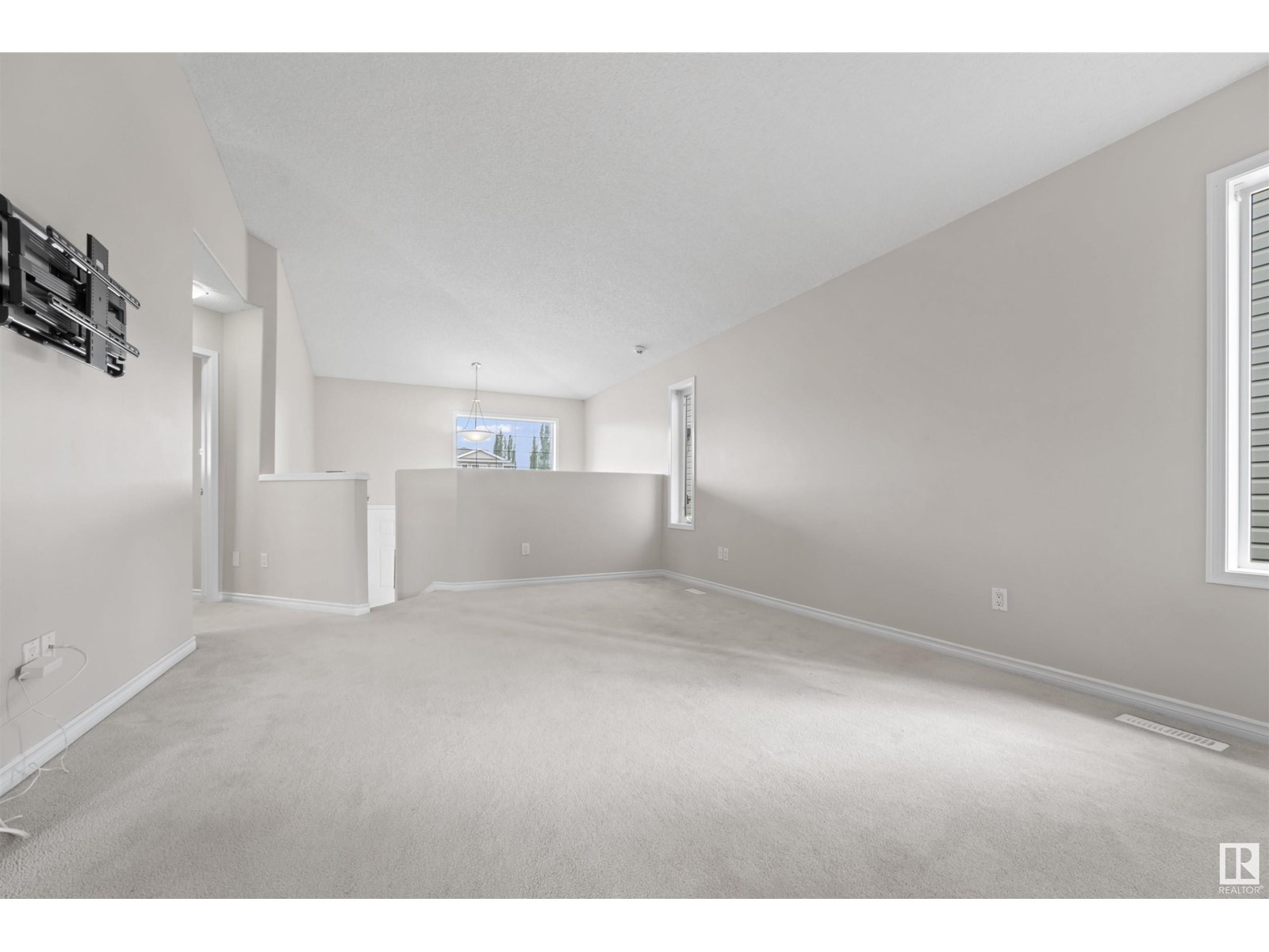 3219 24 AV NW
