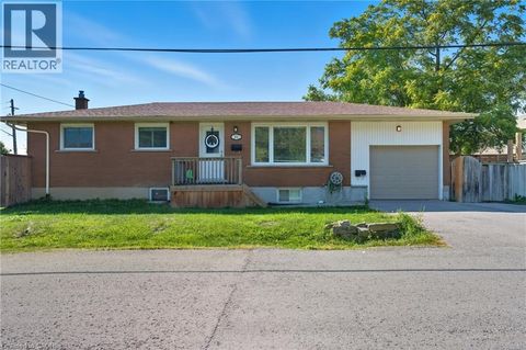 11 ROCKWOOD Avenue St. Catharines ON L2P1E3