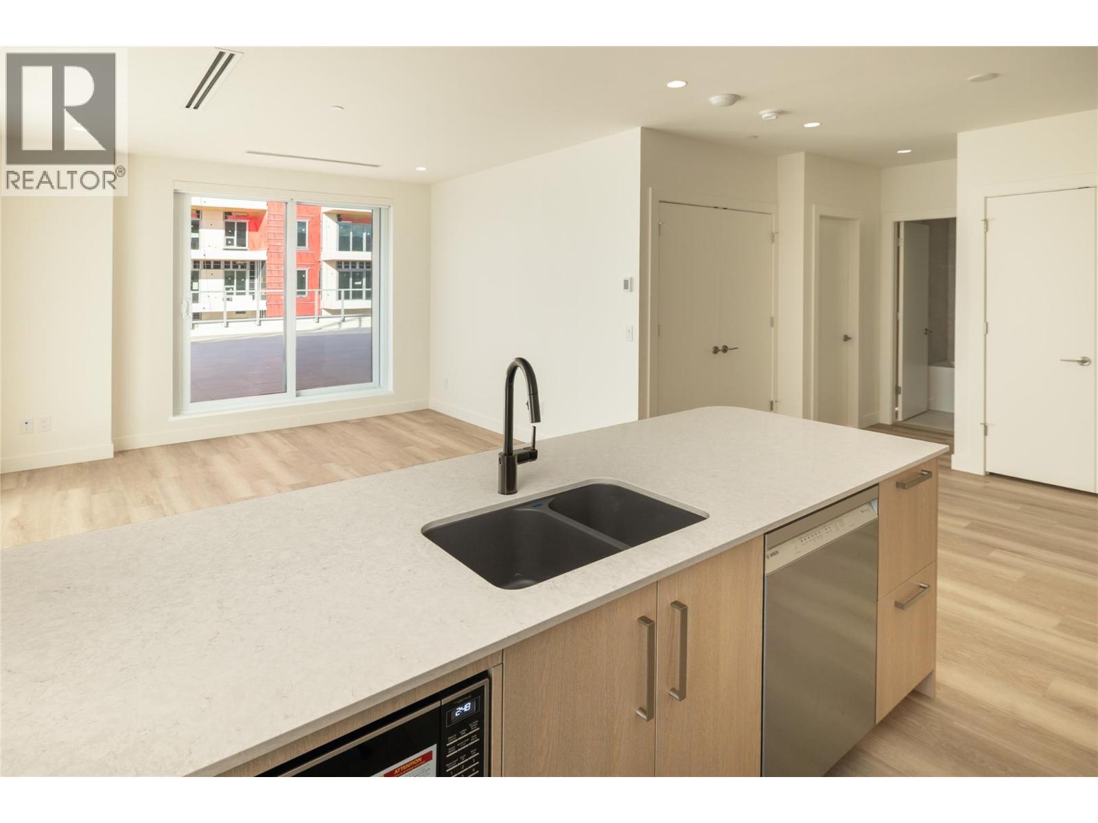 3340 Lakeshore Road Unit# 715