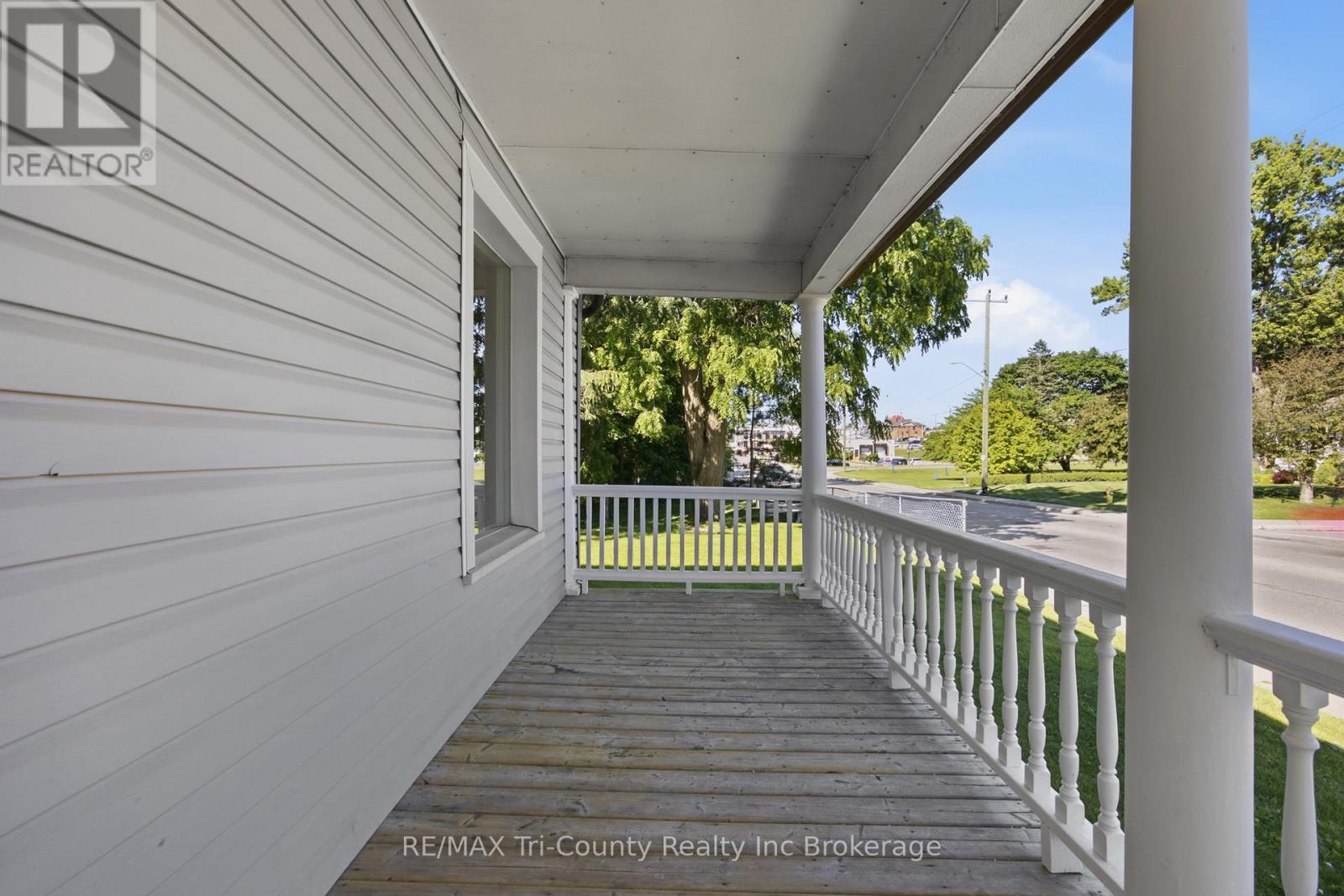 61 BROCK STREET E
