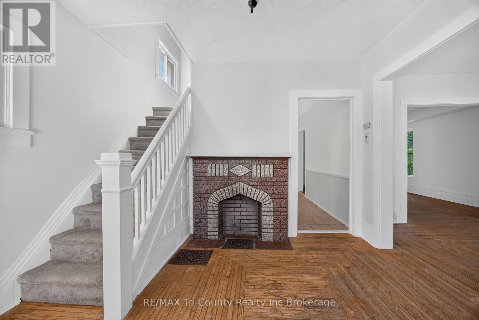 61 BROCK STREET E