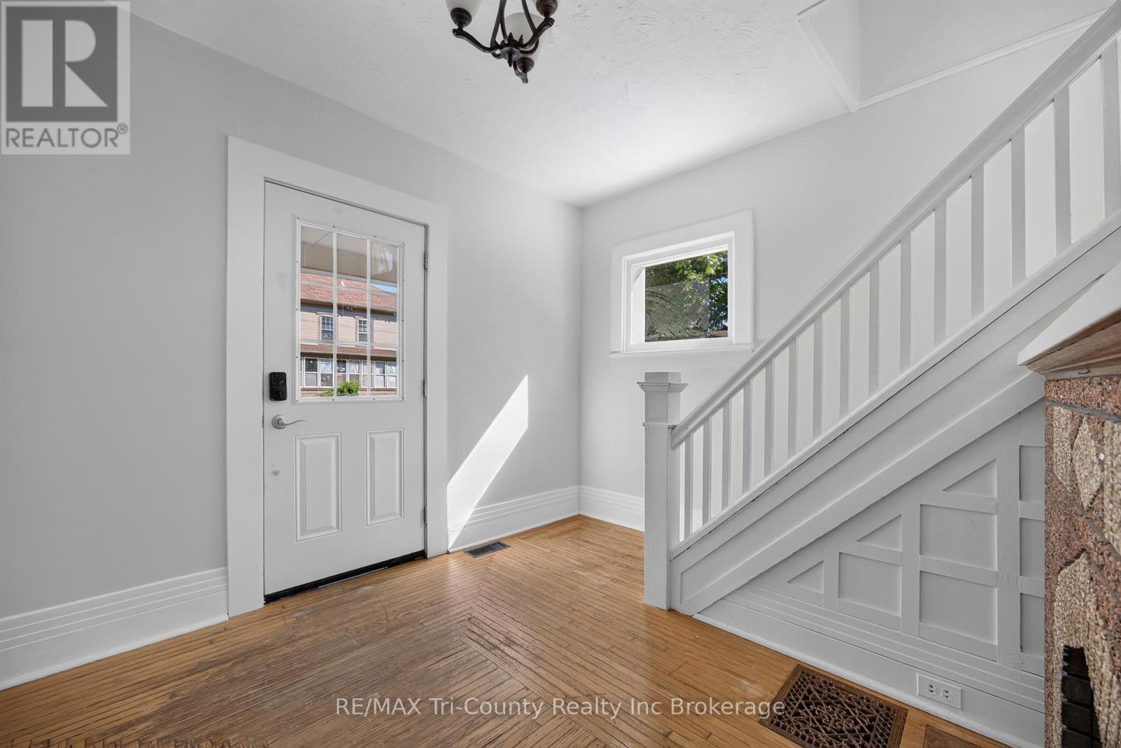 61 BROCK STREET E