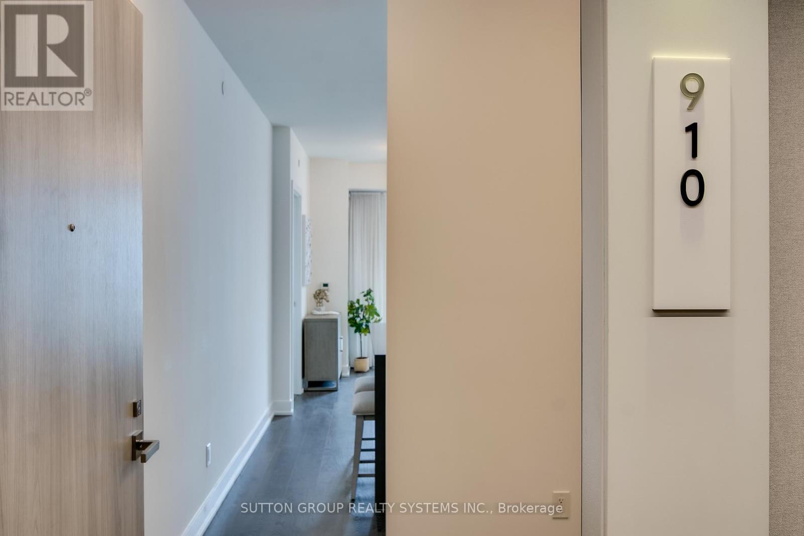 910 - 80 VANAULEY STREET