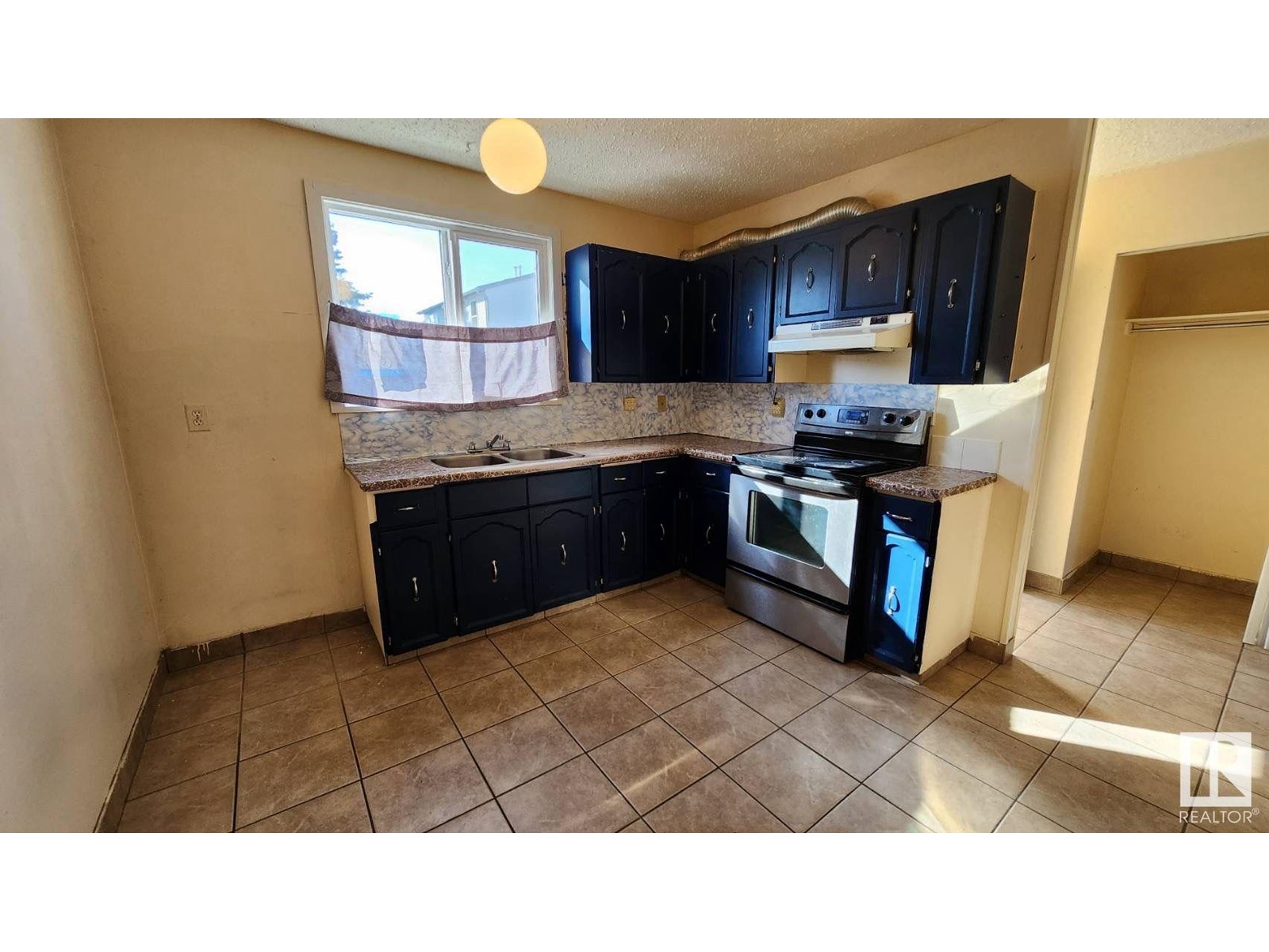 3115 144 AV NW