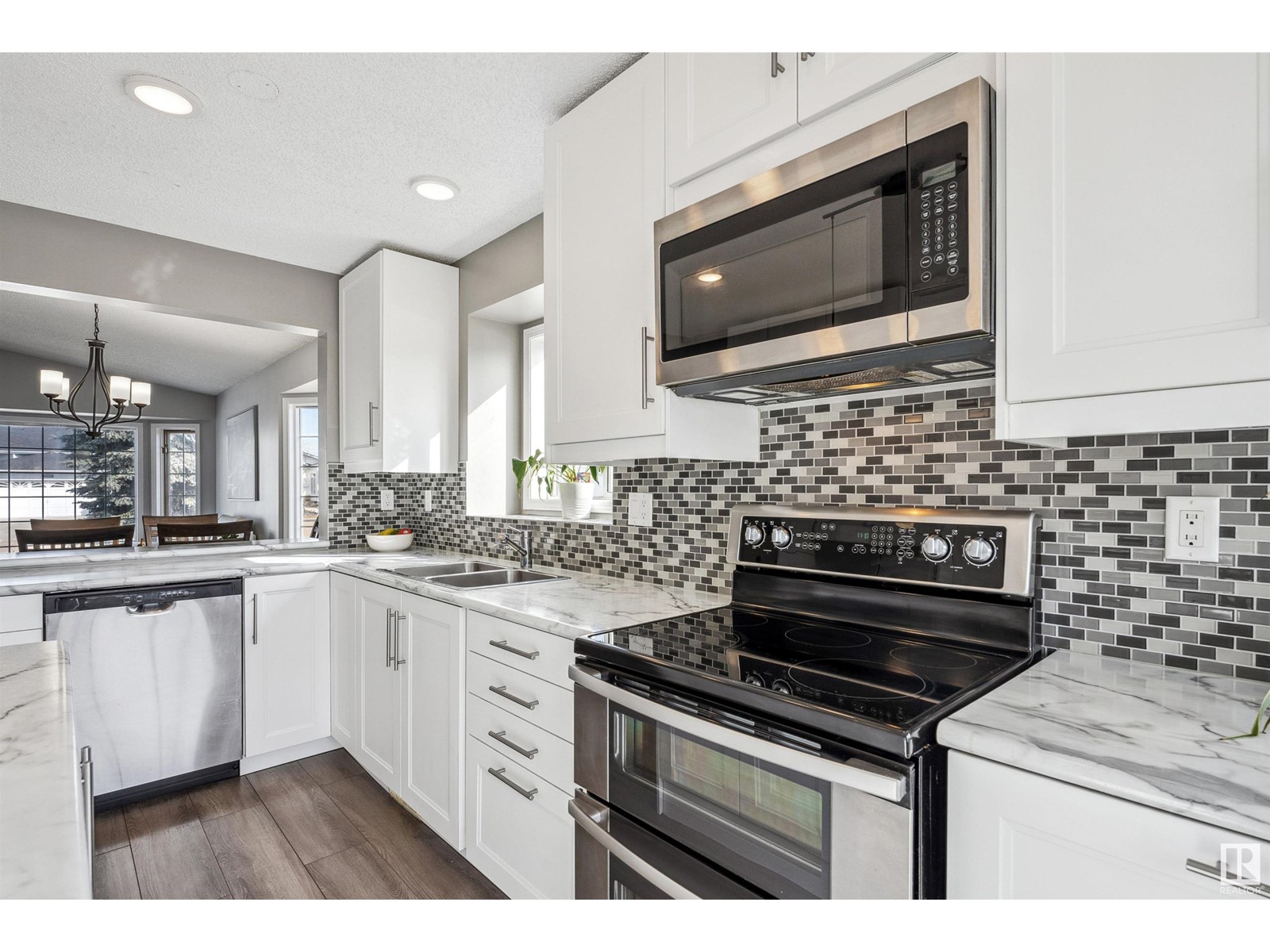 3511 40 AV NW
