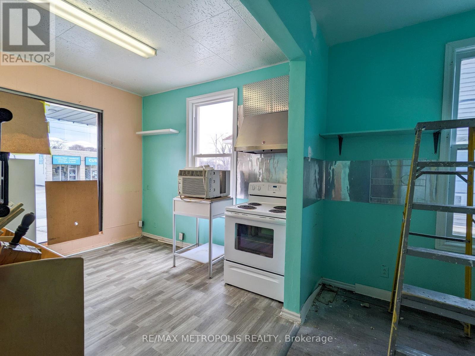 537 CHRISTINA STREET N